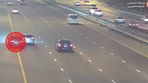 Una captura de pantalla de un vídeo difundido de una carretera en la capital de EAU. (Policía de Abu Dhabi)