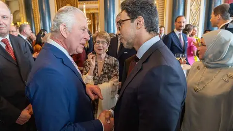 El rey Carlos III saluda al jeque Mansour en Londres. (WAM)