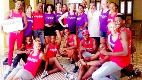 Turistas en Santiago de Cuba junto a sus instructores de baile. (Santiago Martínez Martínez)