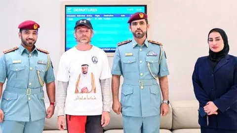 Los funcionarios de Sharjah junto al turista (segundo por la izquierda). (Policía de Sharjah)