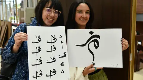 Taller artístico titulado ‘Creando un monograma de dos letras en caligrafía árabe’, con presencia de estudiantes universitarios y una serie de artistas, especialistas e interesados en las artes de la caligrafía árabe.