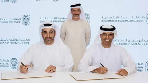 Se promueve la calidad de vida excepcional de Abu Dabi, gracias a las instituciones educativas de clase mundial, las instalaciones líderes de atención médica, la infraestructura, un ecosistema empresarial próspero y grandes ofertas de ocio y entretenimiento