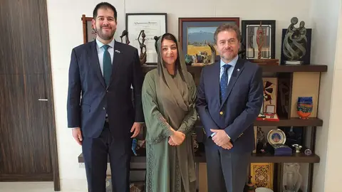 De izquierda a derecha, el embajador de Paraguay en EAU, la ministra de EAU de Cooperación y el ministro de Industria y Comercio de Paraguay. (Twitter)