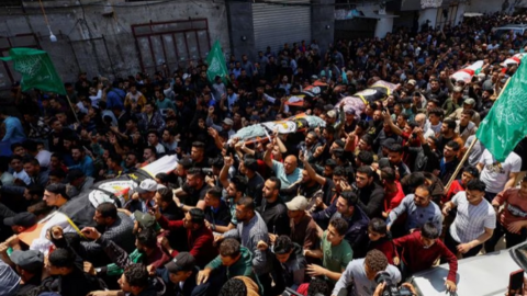 En la foto de Reuters, masivo funeral de los comandantes de la Yihad asesinados en Gaza.