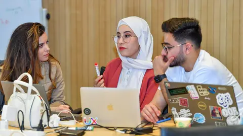 Trabajadores en Emiratos Árabes. (WAM)