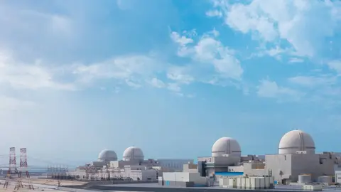 La energía solar y nuclear proporcionaron más del 80 por ciento de la demanda total de electricidad del país, con una capacidad de producción de unos 6,2 gigavatios (GW) de una demanda total de 7,7 GW