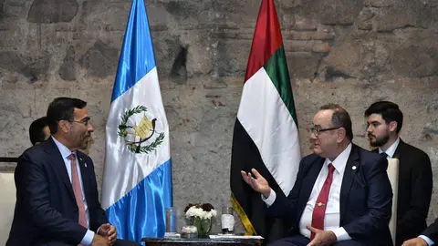 El ministro emiratí Ahmed bin Ali Al Sayegh (izquierda) junto al presidente de Guatemala. (Twitter)
