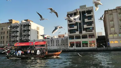 Un barco cruza el Creek de Dubai. (EL CORREO)