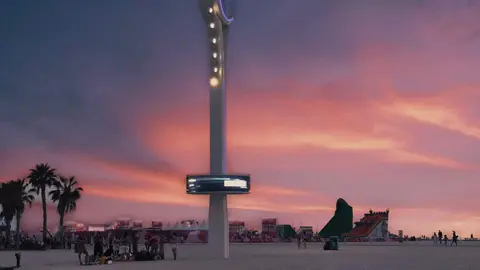 Una de las playas nocturnas en Dubai. (Twitter)