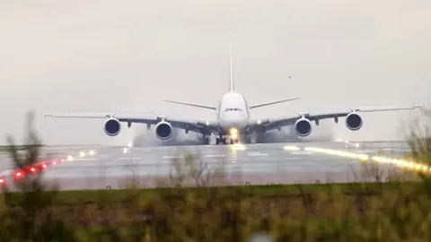 Emirtes A380 aterriza en Manchester. (Youtube)
