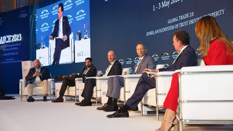 El director ejecutivo de IFZA Dubai, Jochen Knecht (cuarto por la izquierda), durante su participación en la IX Conferencia Internacional de Zonas Francas. (Cedida)