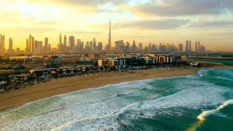 Una imagen del centro de Dubai desde la costa. (WAM)