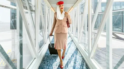 Una azafata de la aerolínea de dubai. (Emirates)