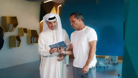 Naser Aman Al-Rahma y Sergi Barjuan. (WAM)