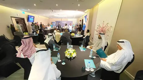 Empleados expatriados y emiratíes durante un evento en Dubai. (EL CORREO)