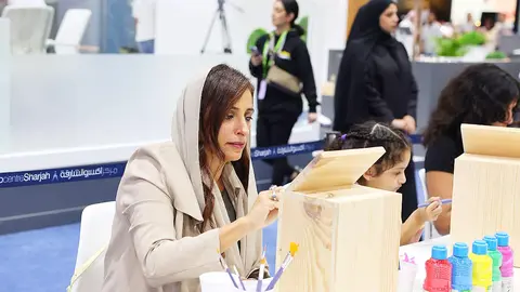 La jequesa Bodour Al Qasimi,  durante un taller de arte en el Festival de Lectura Infantil de Sharjah. (WAM)