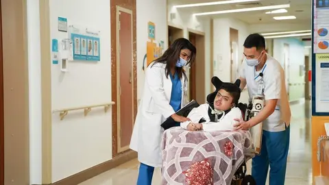 el área pediátrica ofrece atención las 24 horas en un ambiente acogedor para los pacientes menores que necesitan atención diaria por sus complejas condiciones médicas