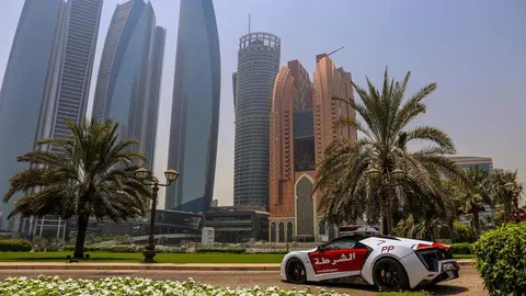 La policía de Abu Dabi lanzó recientemente un sistema de alerta vial en las autopistas del emirato que utiliza luces de colores para alertar a los automovilistas sobre los próximos incidentes de tráfico y las condiciones climáticas adversas.