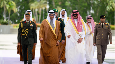 Mansour bin Zayed a su llegada a Arabia Saudita.