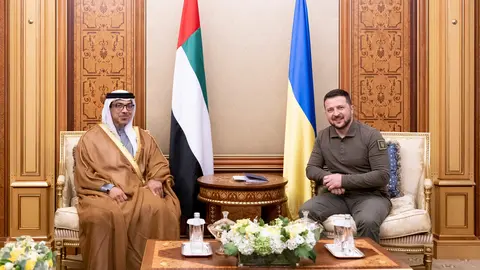 El jeque Mansour y el presidente de Ucrania. (WAM)