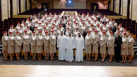 El jeque Hamdan junto a tripulantes de cabina de Emirates. (WAM)
