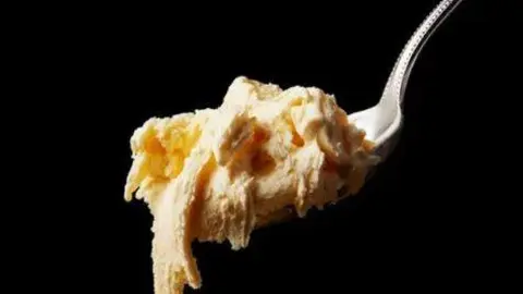 Una cucharada del helado más caro del mundo. (Twitter)