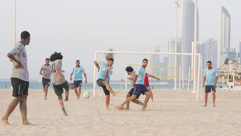 Una imagen de uno de los partidos en la playa de La Corniche. (WAM)