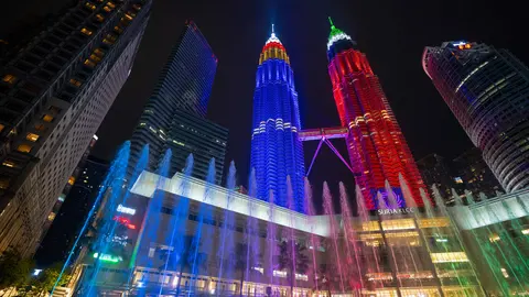 Las torres Petronas de Kuala Lumpur iluminadas con la bandera de Emiratos. (WAM)