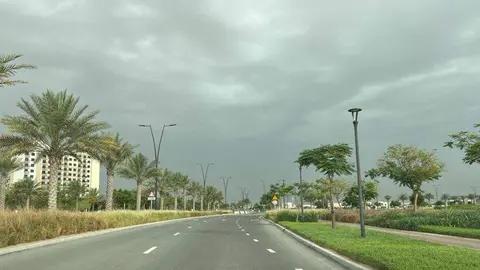 Nubes oscuras en el cielo de Dubai este lunes. (EL CORREO)