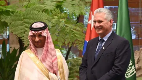 El presidente de Cuba junto al ministro de Turismo saudí. (Twitter)