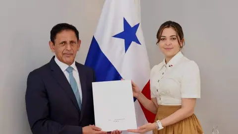 El embajador de EAU en Panamá entrega la invitación a la ministra de Exteriores panameña. (Twitter)