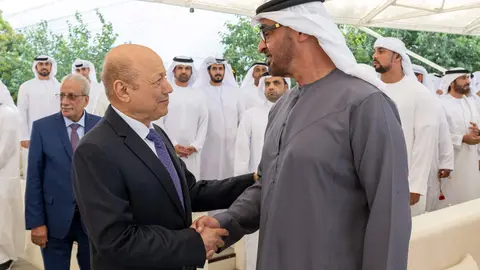 El presidente de EAU saluda al responsable del Consejo Presidencial de Yemen, Rashad Al Alimi en Abu Dhabi. (WAM)