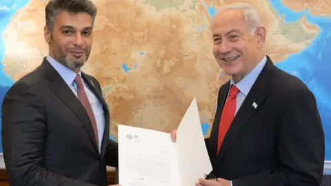 El embajador emiratí en Israel entrega a Netanyahu la invitación para la COP28. (Twitter)