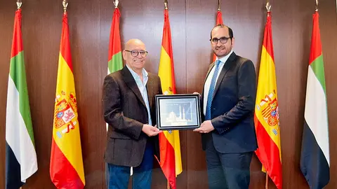 El embajador de Emiratos Árabes Unidos en España, Omar Obaid Al Shamsi, hace entrega de un presente al director de EL CORREO DEL GOLFO, Rafael Unquiles. (Embajada de EAU en España)