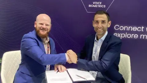 Un momento de la firma del acuerdo. ( Web de Facephi)