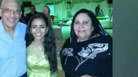 Los dos fallecidos en Sudán junto a su nieta (centro). (BBC)