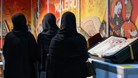 Locales visitan el stand de Moleiro en Abu Dhabi. (WAM)