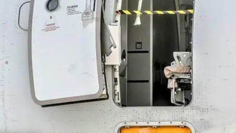 Una imagen de Twitter de la puerta de emergencia abierta durante el aterrizaje.