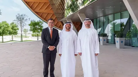 Responsables de Google y Abu Dhabi. (WAM)