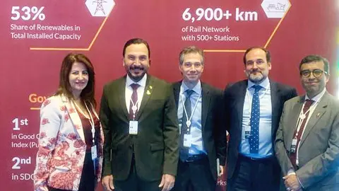 El jefe de la Misión venezolana, Samir Al Attrach, junto a representantes de varios países en la 12ª Reunión Anual de Inversiones celebrada en Abu Dhabi. (Cedida)