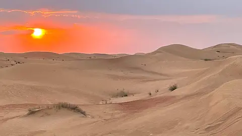 La adaptación de los habitantes de Emiratos Árabes al territorio y a la meteorología que lo definían a principios del siglo pasado ha servido y dado paso a un extraordinario desarrollo económico, político y social. (Rafael Pérez / EL CORREO)