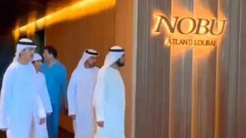 El gobernante de Dubai y sus acompañantes entran en el restaurante Nobu. (Instagram)