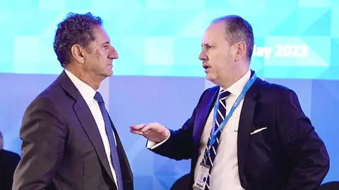 El embajador de Uruguay en EAU, Álvaro Ceriani, conversa con el director general de IRENA, Francesco La Camera. (Cedida)