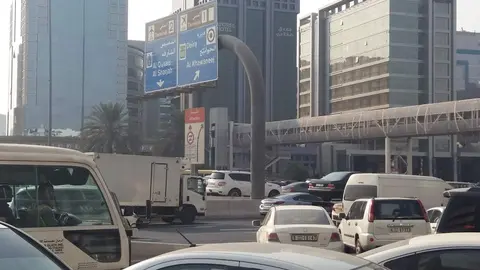 Atascos en una de las salidas de Dubai a Sharjah. (EL CORREO)