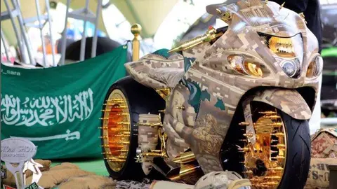 Una de las motos de oro del aficionado saudí Faisal Abu Sara. (Instagram)