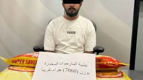 Una imagen del traficante junto a la droga confiscada.