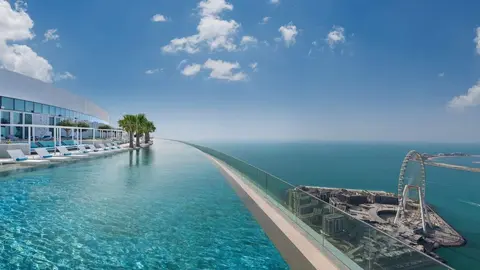 La piscina del hotel Address Beach Resort en Dubai. (Twitter)
