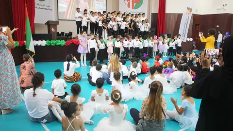 El III Festival de Música y Arte 2023 de The Spanish School of Abu Dhabi llegó cuando los alumnos cantaron la canción 'We are the world', el poderoso himno de los años 80 compuesto por Michael Jackson. (EL CORREO)