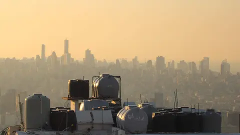 Depósitos de agua en el tejado de una vivienda de Beirut