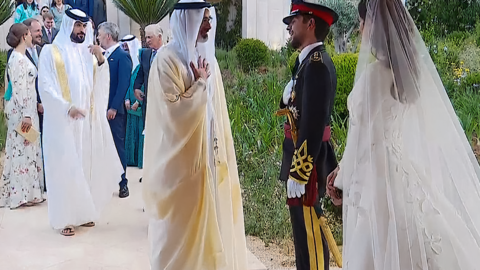 El príncipe heredero de Abu Dhabi felicita a los novios. (WAM)